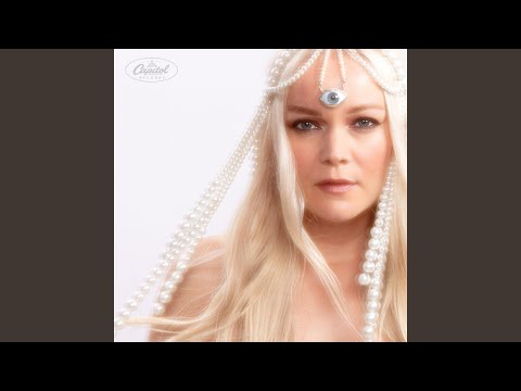 Helvetistä Itään - Anna Puu