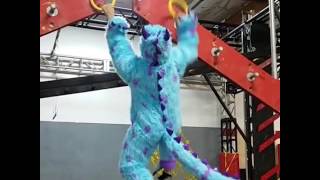 Полоса препятствий для чудаков в костюмах - Видео онлайн
