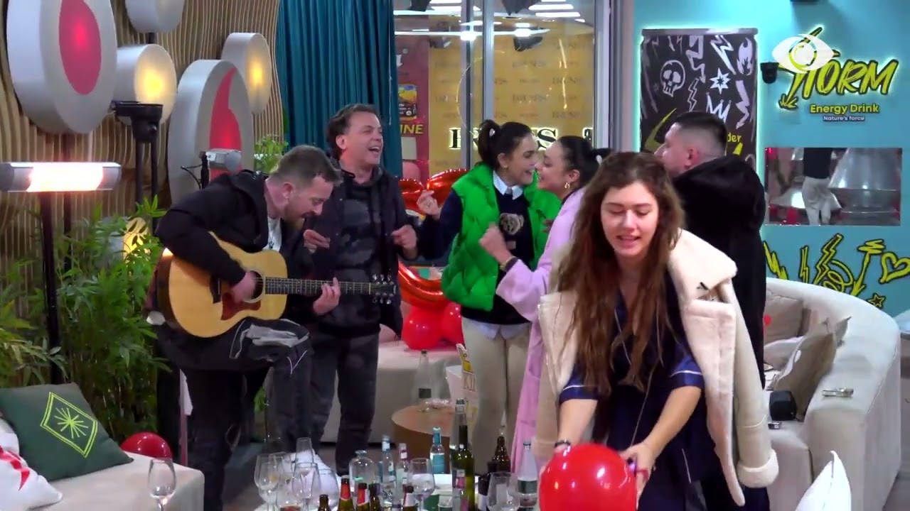 “S’kena para…”/ Vijon atmosfera festive, Laerti kërcen me Livian, i bashkohen edhe banorët