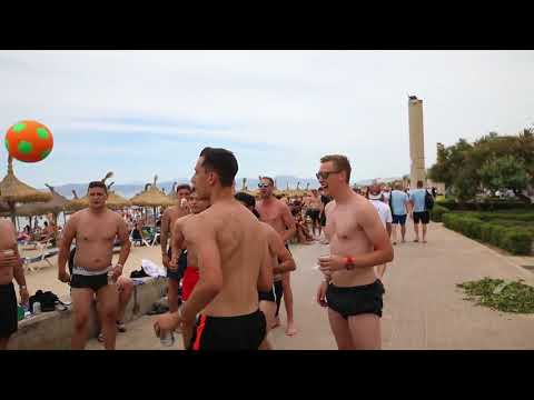 Als beim Kopfball-Kreisel der Ball fast runterfällt, springt der Bankdrücker ein