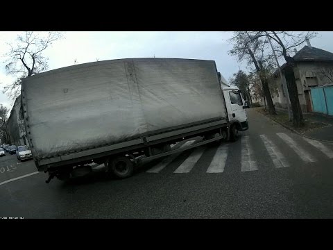 KUT-884 Kikanyarodik két bicajos elé - Pulls out in front of two cyclists