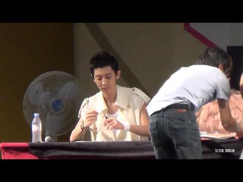 130613 EXO Yongsan Fansign Chanyeol Focus (1)