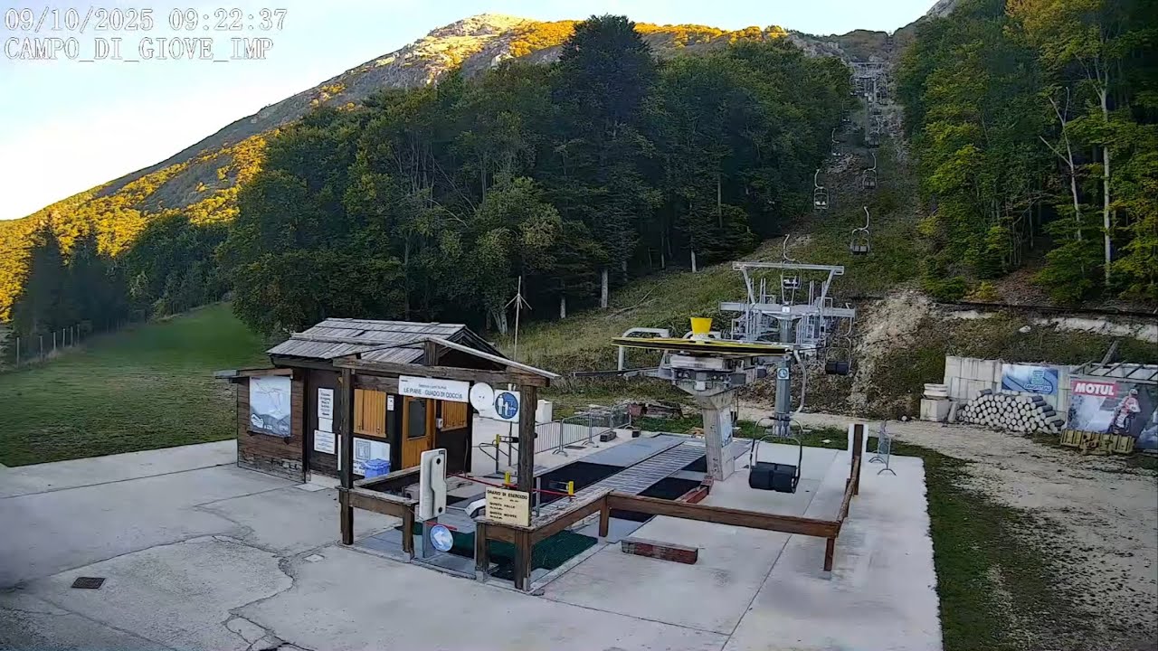 Live webcam view of Campo di Giove Ski Lifts