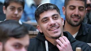 🎶 איך שיר פשוט יכול להפיל את היצר הרע? - עם כתוביות בעברית (הרב שניר גואטה) - התמונה מוצגת ישירות מתוך אתר האינטרנט יוטיוב. זכויות היוצרים בתמונה שייכות ליוצרה. קישור קרדיט למקור התוכן נמצא בתוך דף הסרטון