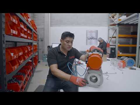 Válvula de bola bridada con actuador neumático en funcionamiento