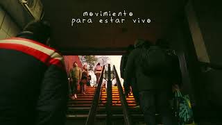 Un metro de separación. Metro Santiago.