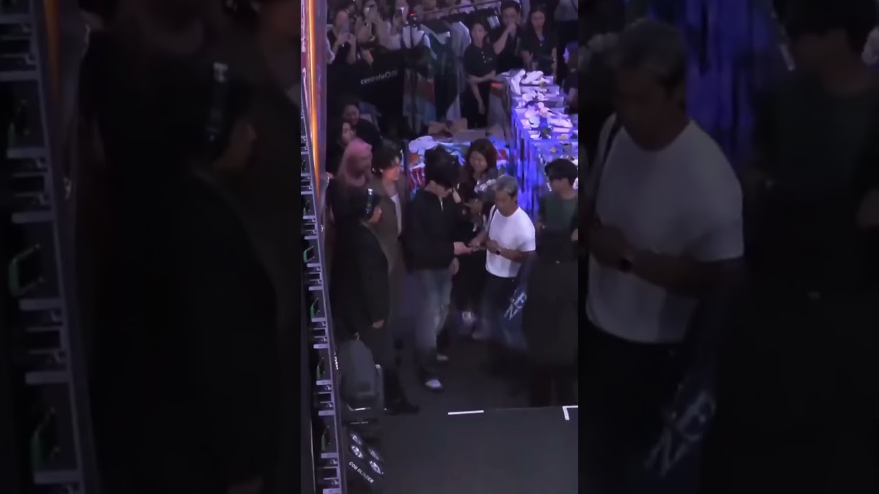 Pond taking pics for the private collection in his phone gallery ☺️ #pondphuwin