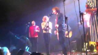 I&#39;m From Barcelona - Paper Planes (Live à Victoire 2)