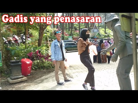 gadis-ini-sangat-terkejut-statue-prank-just-for-fun
