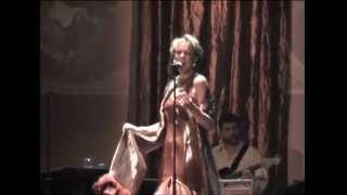 Josee Koning canta Carmen Miranda (Ela diz que tem), Ana de Amsterdam no show Dois Mundos