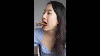 Download lagu Korean girl tries Indian style Butter Chicken for the first time mp3