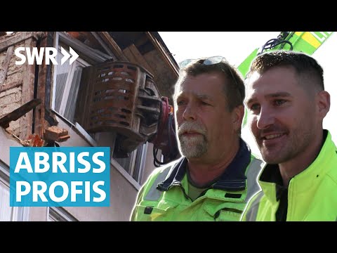 Riskante Bagger Baustelle: Hausabriss mit denkmalgeschützten Nachbarhäusern