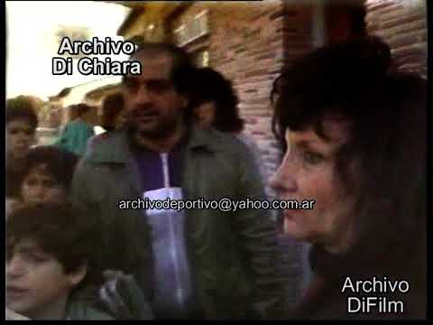 Incidentes hombre balea a chico por jugar al futbol en la vereda de su casa 1990 V-00399 DiFilm