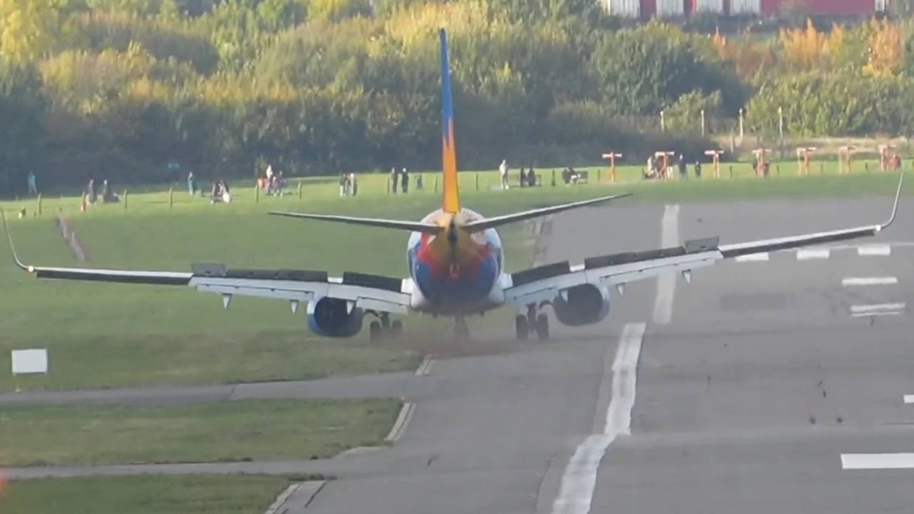 Atterraggio da brividi: i piloti del jet riprendono il controllo mentre la tempesta Boelo spazza l’Inghilterra – VIDEO