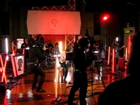 La Roux and Heaven 17 play Temptation