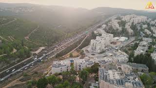 "חרבות ברזל" צעדת משפחות החטופים בכביש 1, במבט מלמעלה.