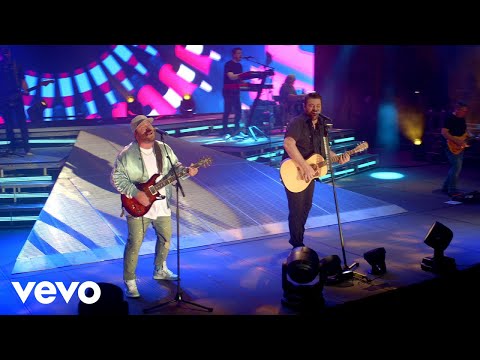 Chris Young, Mitchell Tenpenny - At the End of a Bar (Live Performance)