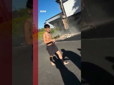 Família foge de casa que começa a ruir em terremoto da Colômbia