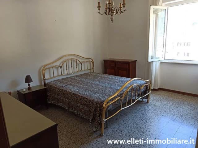 MASSA - In zona centrale e ottimamente servita, appartamento ad un terzo piano senza ascensore, del