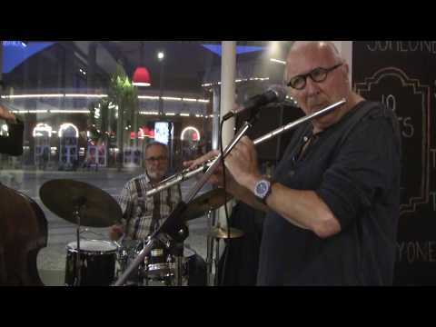 BRIGAS NUNCA MAIS (Antônio Carlos Jobim), by Brazil4, Feat CHUIM At Cafe Emma - September 2018