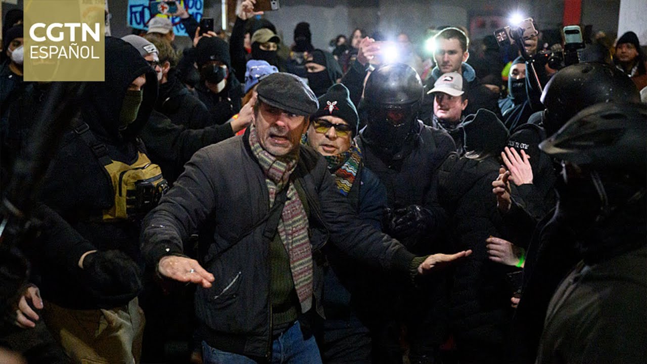 Manifestantes protestan contra la violencia policial y contra el ataque a Venezu
