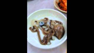 preview picture of video 'Manger du poulpe vivant à Séoul'