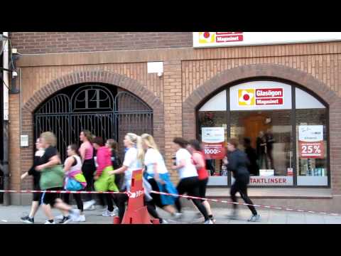 Vårruset 2012. Kamrater springer förbi...