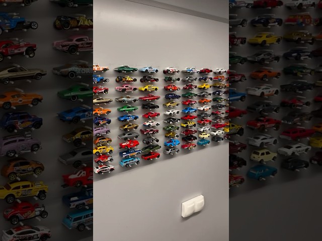 Vídeo relacionado con FewNvWa Estuche Expositor de Coches 1/64 Simulado Vitrina de Exhibición de Garaje Caja Coleccionable con Cubierta Antipolvo y Luces LED Adecuada para, marrón