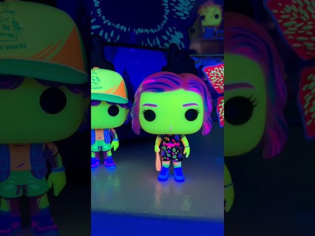 Vídeo relacionado con POP Stranger Things - Figura de vinilo Funko de Demogorgon Blacklight (incluye funda protectora de caja compatible), multicolor, 3.75 pulgadas