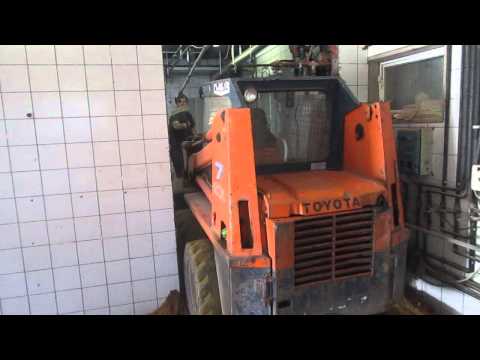 Grof werk in het productielokaal van de Hoeveboter van Baliehof Jabbeke