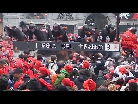 Battaglia arance - carro da getto I Boia del Tiranno - Carnevale Ivrea 2015