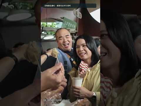 市集邊走邊吃，還要空出手打招呼