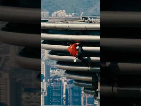 驚險！#AlexHonnold 用腳勾住101、雙手懸空的片段好嚇人