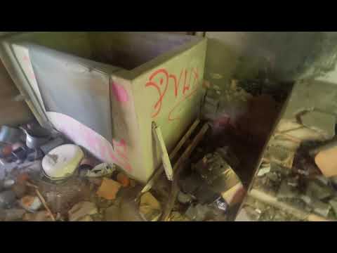 Vandalisoitu autiotalo ja Fiat lietekaivossa