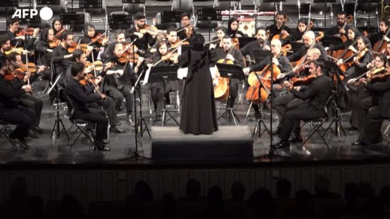 Iran, per la prima volta una donna dirige un'orchestra: "Spero sia l'inizio di una nuova era"