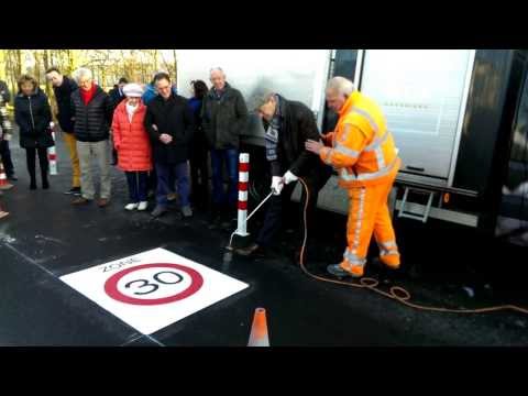 Aanbrengen laatste 30 km-markering op Groenlandse Kade in Vinkeveen