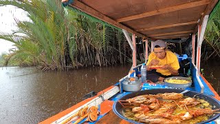Masak udang telur asin setelah mancing saat hujan langsung di perahu