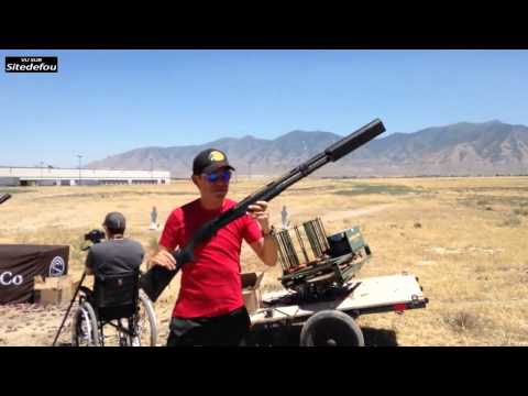 Il teste un silencieux pour un fusil semi automatique
