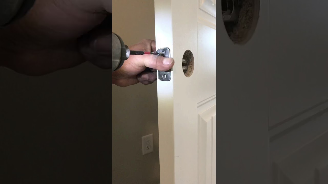Cómo instalar manija, llavín, cerradura a una puerta de madera