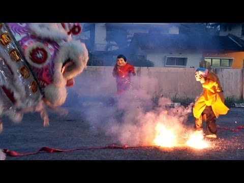 乌冷福建公会龙狮团 舞獅玩鞭炮跳高樁 2013 lion dance with firecrackers & high poles