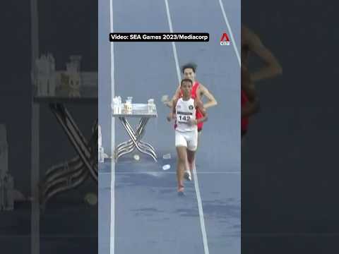 Singapore's Soh Rui Yong shared his water with a competitor at the SEA Games men's 10,000m race.