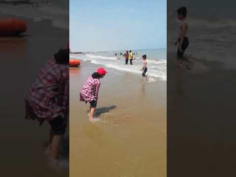 Talha, Nafeesa, Ureed and Arham enjoing on Howksbay beach