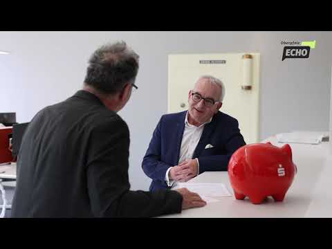 Sparkassen-Direktor Ludwig Zitzmann reicht die „Krone der Kaufleute“ weiter