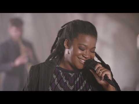 Voor ieder van ons een plaats aan de tafel - Leona Philippo