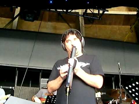 Andrés Sylleros Festival de Viña 2012 acompañando canción de México