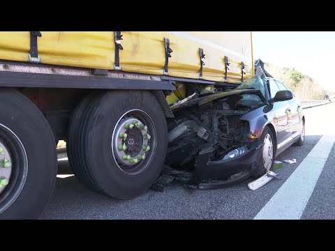 08.03.2021 Video: Horror-Unfall auf A 19 bei Güstrow - Auto rast unter Lkw-Auflieger - Kind verletzt