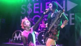 Jimmy Summons LynZ at a Mindless Self Indulgence Concert and the beginning of Golden I (Live)