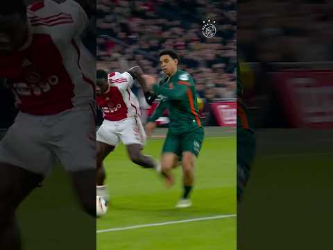 Brian Brobbey is simply too strong for his opponent 🦾