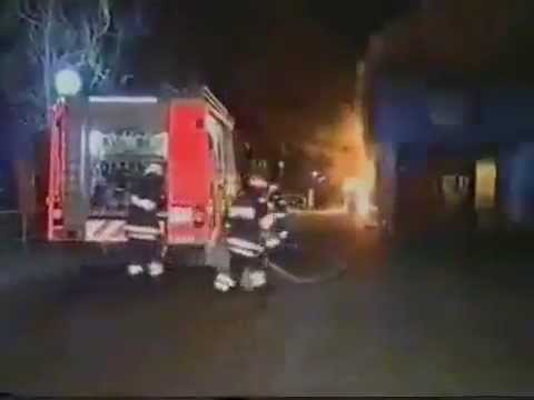 Feuerwehr gibt dem Brandherd Sauerstoff