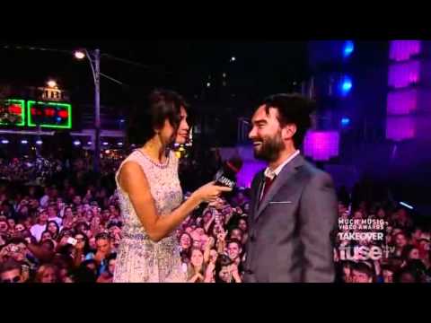 Johnny Galecki presenting at the MMVAs